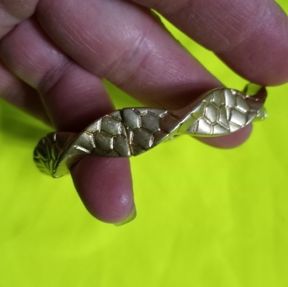 Goldtone stretch scale snakeskin 🐍 pattern twisted bracelet - Picture 5 of 5